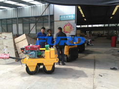 福瑞得機械手扶雙輪壓路機，二次結(jié)構(gòu)澆筑泵及時包貨
